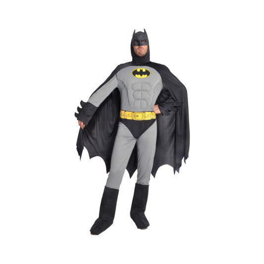 En man poserar i den kompletta, klassiska gråa Batman-dräkten med vadderade muskler, svart cape och mask.