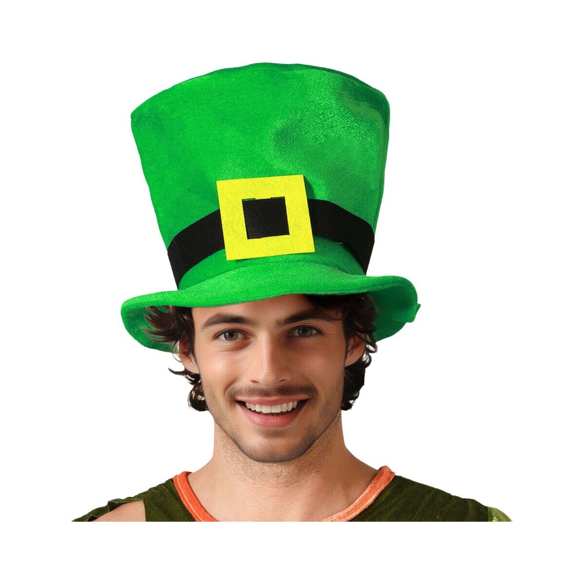 En leende man bär en hög, Klassisk Grön Pysslinghatt med ett svart band och ett gult spänne.