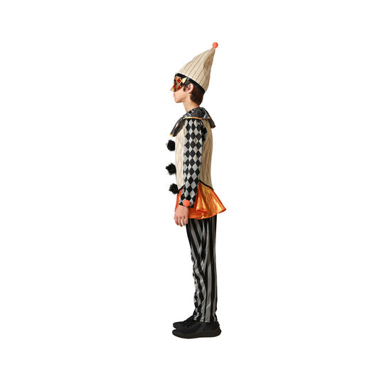 Ett barn i profil, klädd i en detaljerad harlekin-dräkt med en orange kjoldel och en matchande hatt.