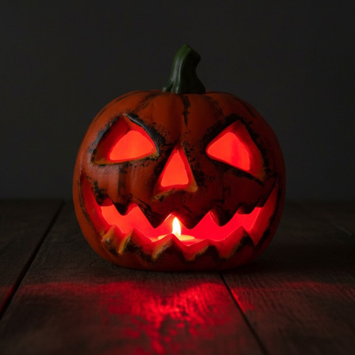 En Klassisk Jack-o'-Lantern LED-Lampa som lyser med ett varmt, rött sken i mörkret.