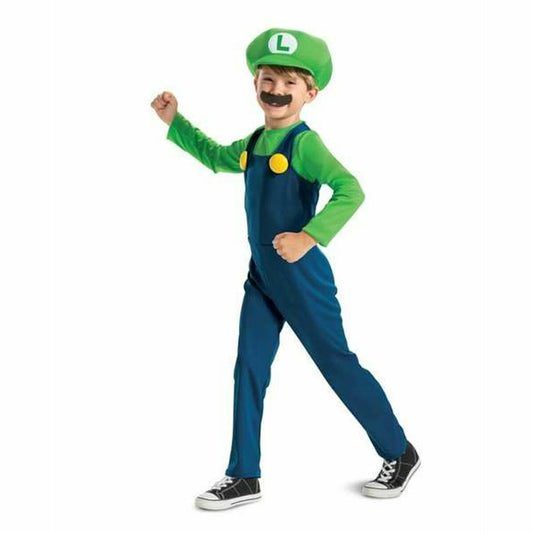 En pojke poserar glatt i en komplett och officiell Luigi-dräkt, med blå hängselbyxor, grön tröja, en grön keps med ett "L" och en lösmustasch.