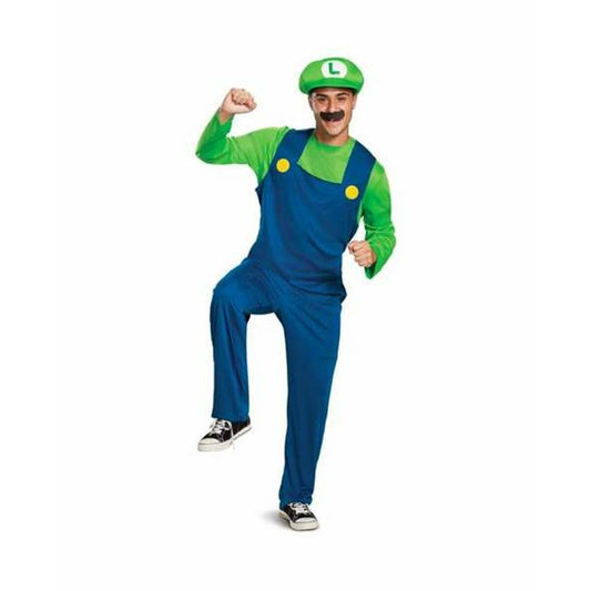 En man poserar glatt i en komplett och officiell Luigi-dräkt, med blå hängselbyxor, grön tröja och en grön keps med ett "L".