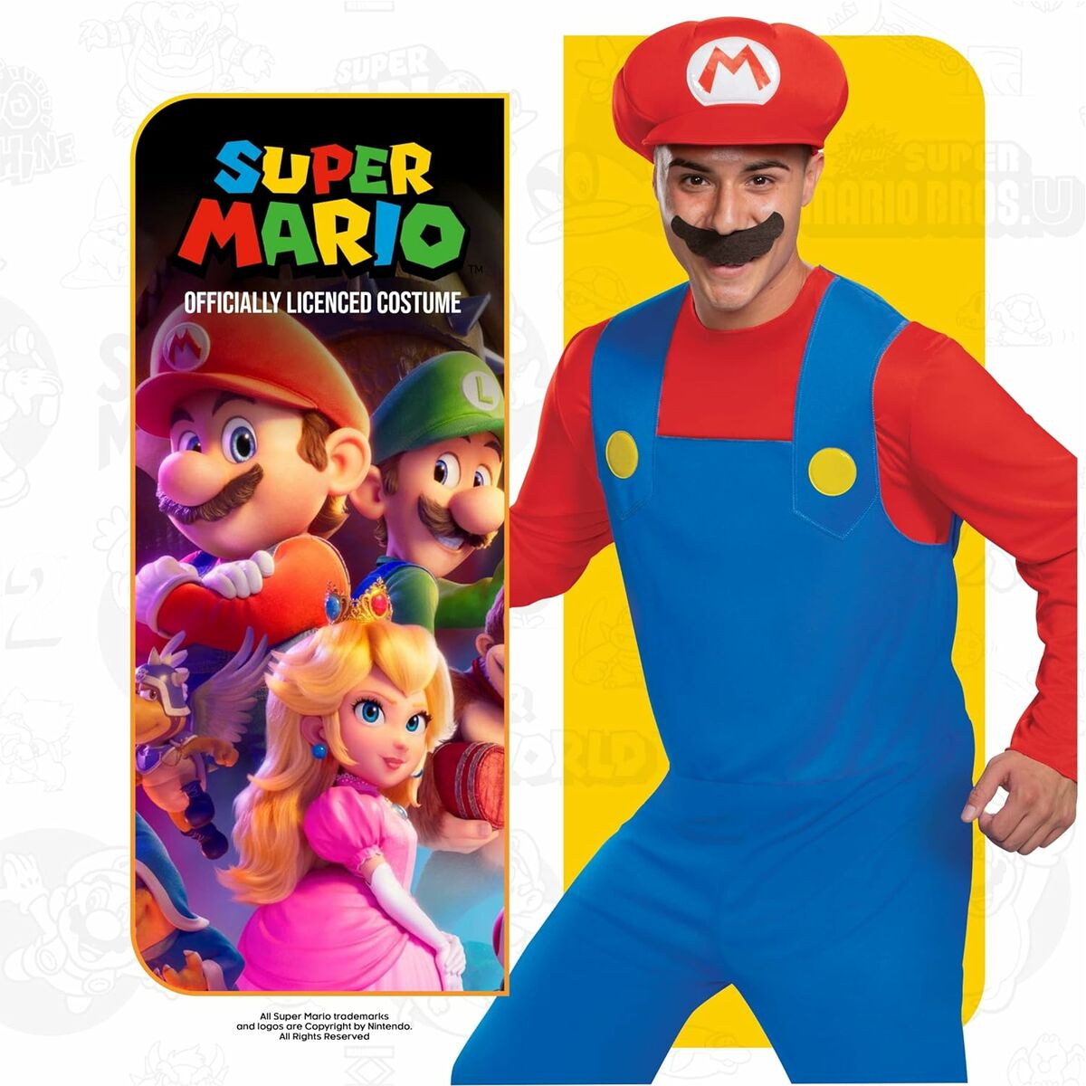 En man poserar glatt i en komplett och officiell Mario-dräkt, med blå hängselbyxor, röd tröja och en röd keps med ett "M" vid en Super mario officially licenced costume märke.