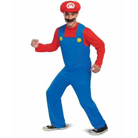 En man poserar glatt i en komplett och officiell Mario-dräkt, med blå hängselbyxor, röd tröja och en röd keps med ett "M".