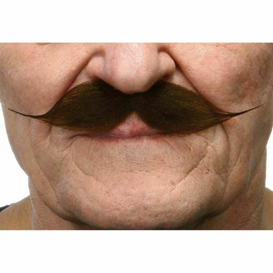 Närbild på en brun, välansad mustasch i 20-talsstil fäst ovanför munnen på en äldre man.