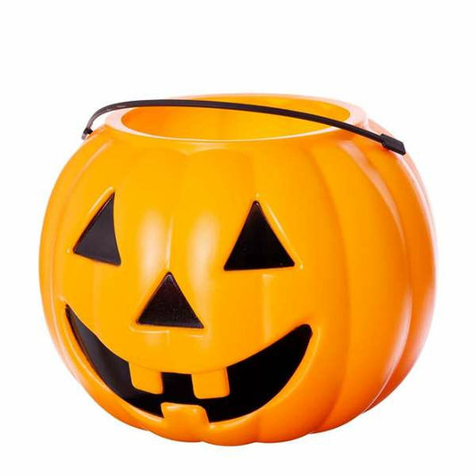En klassisk, orange pumpaformad godishink med ett glatt utskuret ansikte och ett svart handtag.