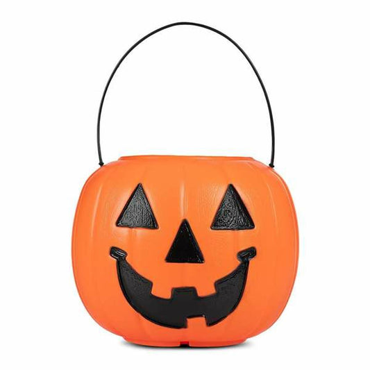 En klassisk, orange, pumpa-formad godishink i plast med ett glatt, svart jack-o'-lantern-ansikte och ett tunt, svart handtag.