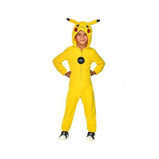 En glad pojke poserar i en Klassisk Pikachu Barndräkt, med en gul jumpsuit och en huva med öron.