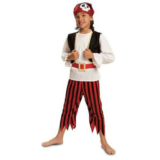 En leende pojke poserar i en klassisk piratdräkt för barn, bestående av rödsvart-randiga byxor, en vit skjorta med svart väst och en röd bandana med en dödskalle på.