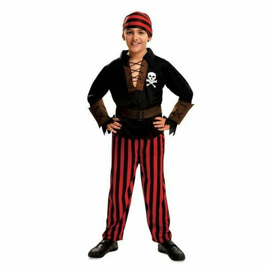 En leende pojke poserar i en klassisk piratdräkt för barn, bestående av rödsvart-randiga byxor, en svart tröja med dödskalletryck och en matchande randig bandana.
