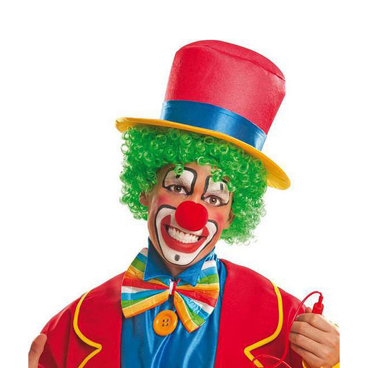 En glad clown med full sminkning bär den röda clownnäsan tillsammans med en färgglad peruk och hatt.