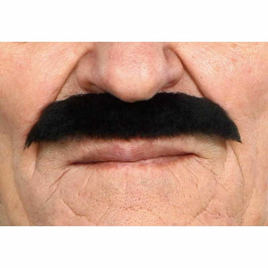 En närbild på en man som bär en tjock, svart mustasch som är klistrad ovanför överläppen.