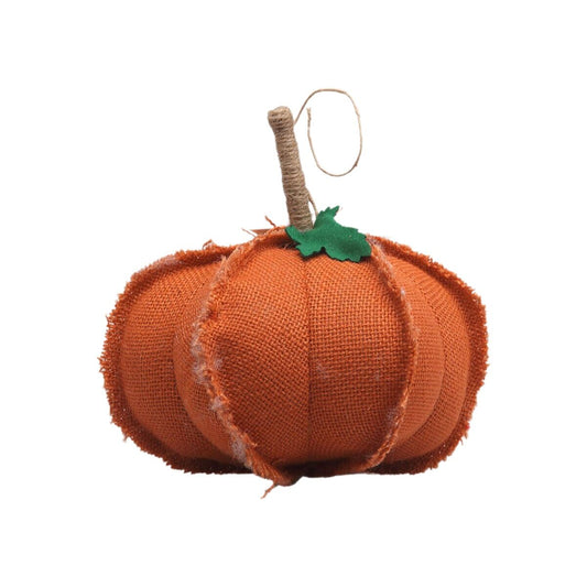 En klassisk, orange pumpa gjord av rustik jute med fransiga sömmar och ett litet grönt filtblad.