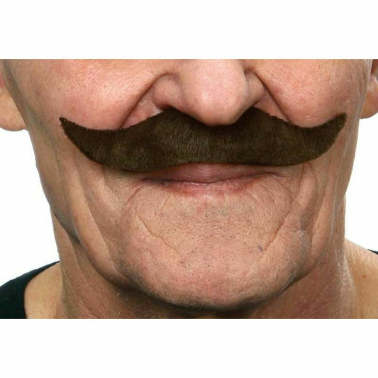 Närbild på en man som bär en stor, mörkbrun, klassisk sheriff-mustasch fäst ovanför överläppen.