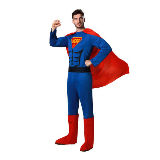 En man poserar och spänner musklerna i en klassisk, blå och röd superhjälte maskeraddräkt med en fladdrande röd cape.