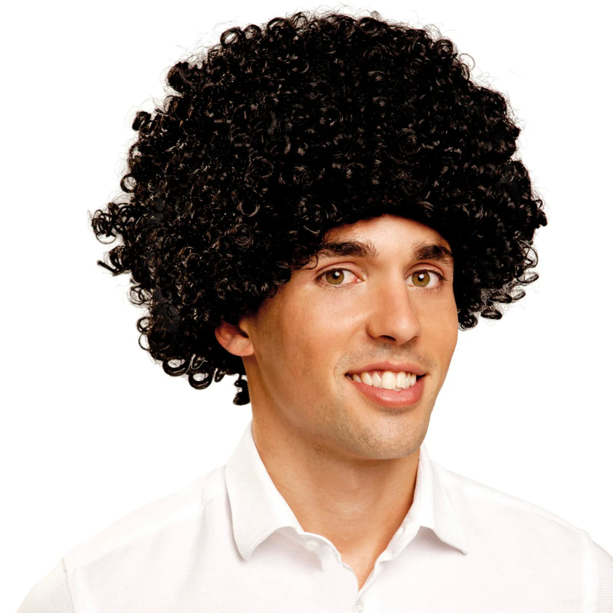 En leende man bär en Klassisk Svart Afroperuk med tätt, krulligt hår.