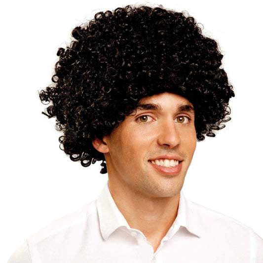 En leende man bär en Klassisk Svart Afroperuk med tätt, krulligt hår.
