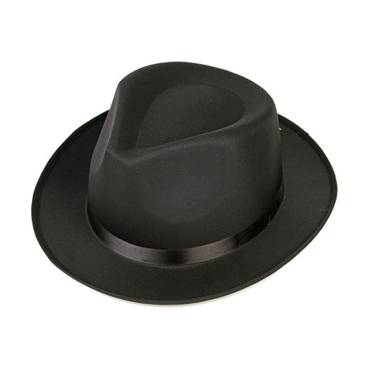 En klassisk, stilren svart fedora-hatt i gangster-stil med ett svart sidenband, fotograferad mot en vit bakgrund.