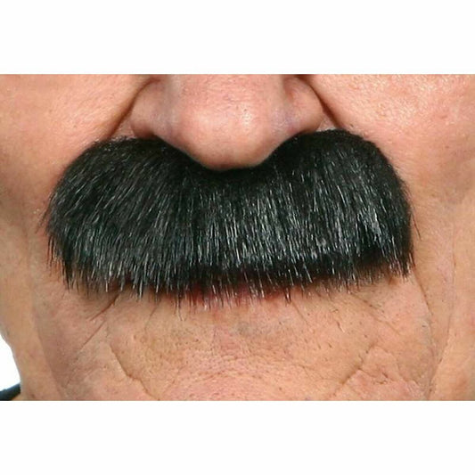 Närbild på en man som bär en tjock, rak, svart kommissarie-lössmustasch som täcker hela överläppen, fotograferad i studio.