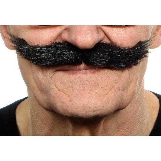 Närbild på en man som bär en tjock, svart, klassisk mustasch som ser ut som en 20-tals gangsterlook.