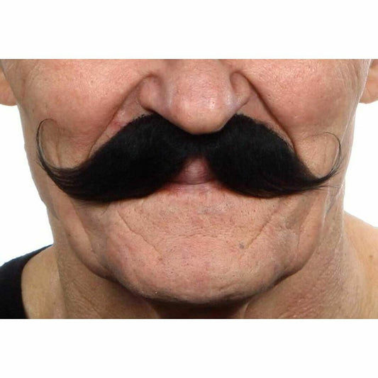 En närbild visar en stor, elegant svart mustasch fäst på en persons överläpp.