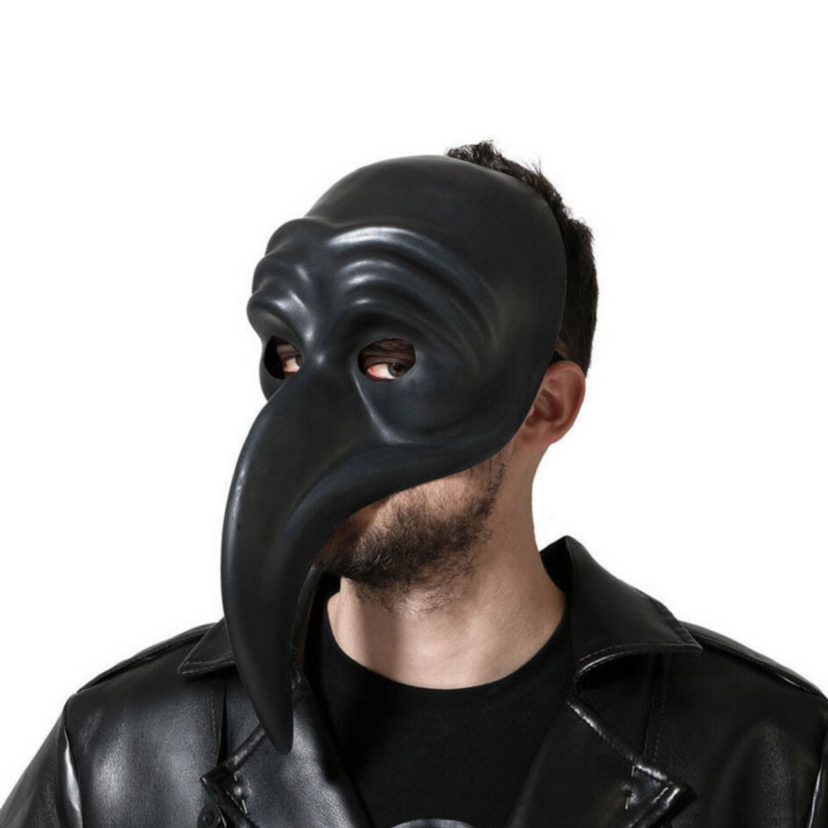 En man med skägg bär en klassisk, svart pestdoktor ögonmask med en lång, böjd näbb.