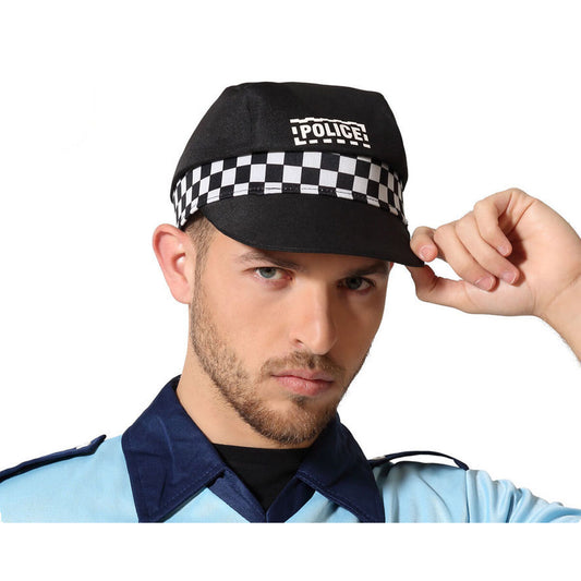 En man med en allvarlig blick justerar en svart poliskeps med ett schackrutigt band och vit text där det står "POLICE".