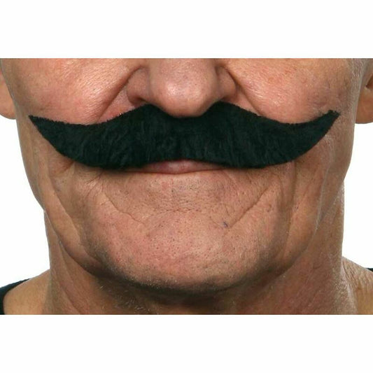 Närbild på en man som bär en klassisk, svart Vilda Västern-lössmustasch som är tjock i mitten och smalnar av mot sidorna, fotograferad i studio.
Taggar