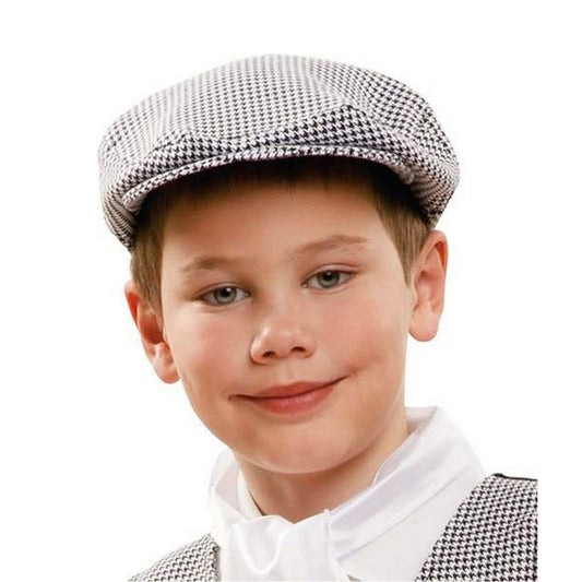 En ung pojke med ett leende bär en Klassisk Svartvit Gubbkeps för Barn med hundtandsmönster.