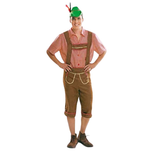 En leende man poserar i en komplett, klassisk tyrolerdräkt, bestående av bruna lederhosen, en röd- och vitrutig skjorta och en grön tyrolerhatt med en fjäder.