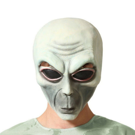 En person bär en klassisk, heltäckande alienmask i grågrön latex med ett avlångt huvud och stora, svarta, mandelformade ögon.