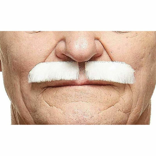 Närbild på en persons ansikte med en tjock, vit, självhäftande mustasch fäst över överläppen.