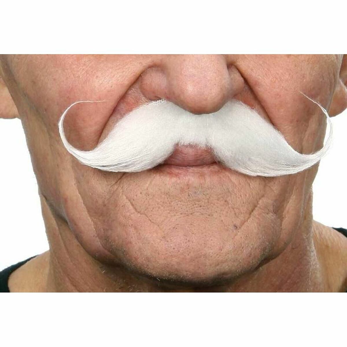 Närbild på en vit, elegant mustasch med krummade ändar fäst på en mans överläpp.