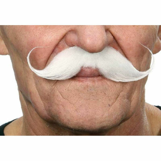 Närbild på en vit, elegant mustasch med krummade ändar fäst på en mans överläpp.