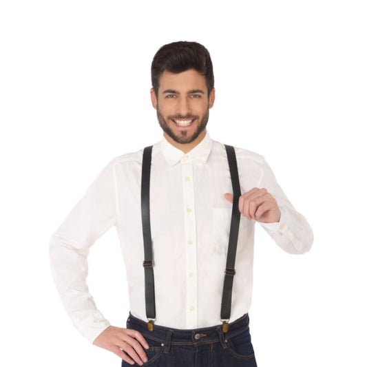 En leende man i vit skjorta och jeans som bär ett par stilrena, svarta hängslen i läderimitation.