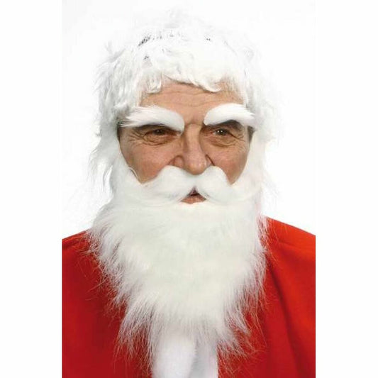 En man utklädd till jultomten i röd dräkt, bär ett komplett set med vitt, fluffigt hår, ett stort vitt skägg, mustasch och buskiga vita ögonbryn.