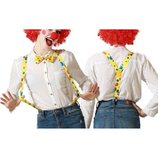 En glad kvinna utklädd till clown, med en röd peruk, röd näsa och ett kit med gula, prickiga hängslen och fluga bilden visar baksidan med Y-hangslen.