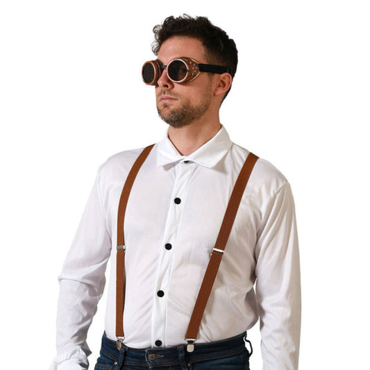En man visar framsidan av ett Klassiskt Steampunk Set, bestående av bruna, justerbara hängslen och ett par kopparfärgade pilotgoggles.