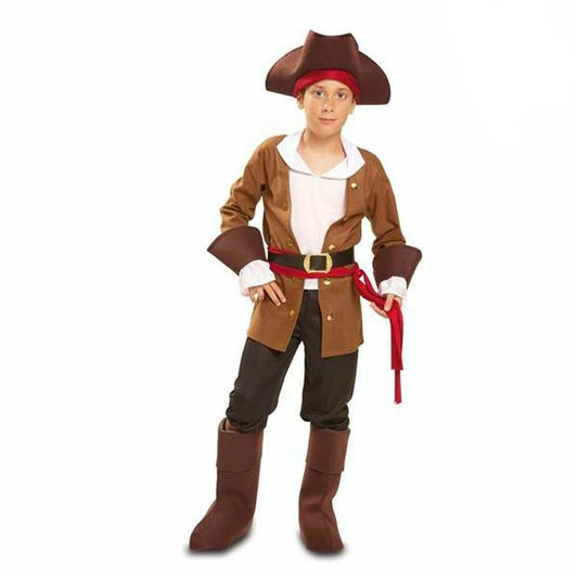 En pojke poserar i en komplett piratdräkt för barn, bestående av en brun jacka, vit skjorta, svarta byxor, ett rött skärp, en pirathatt och bruna stövelöverdrag.