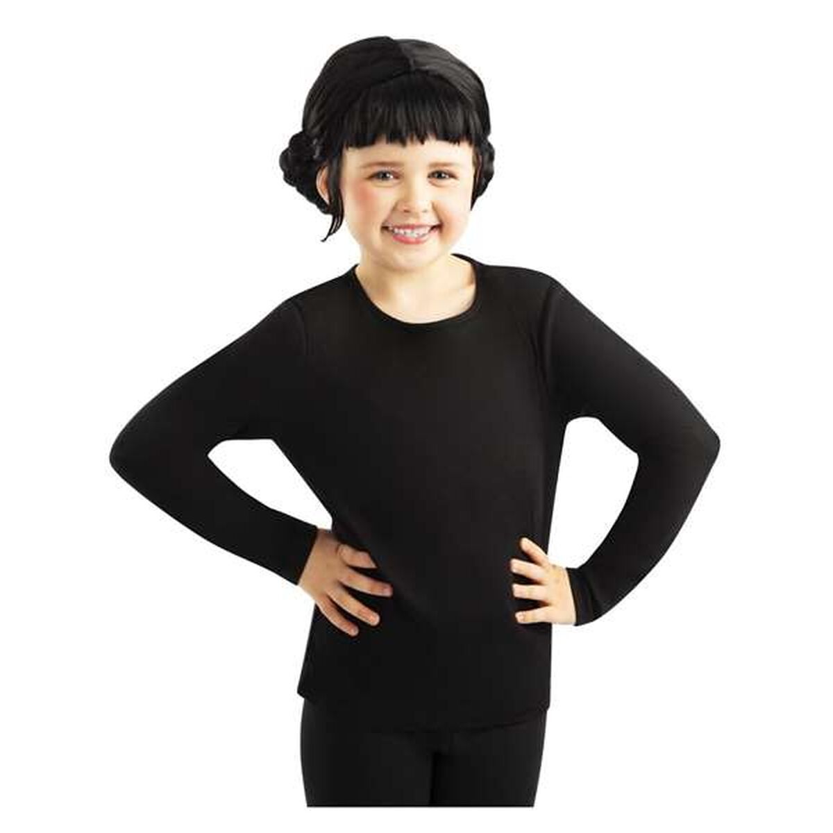 Flicka framifrån som poserar med händerna på höfterna i en svart peruk inspirerad av K-Pop Demon Hunters.