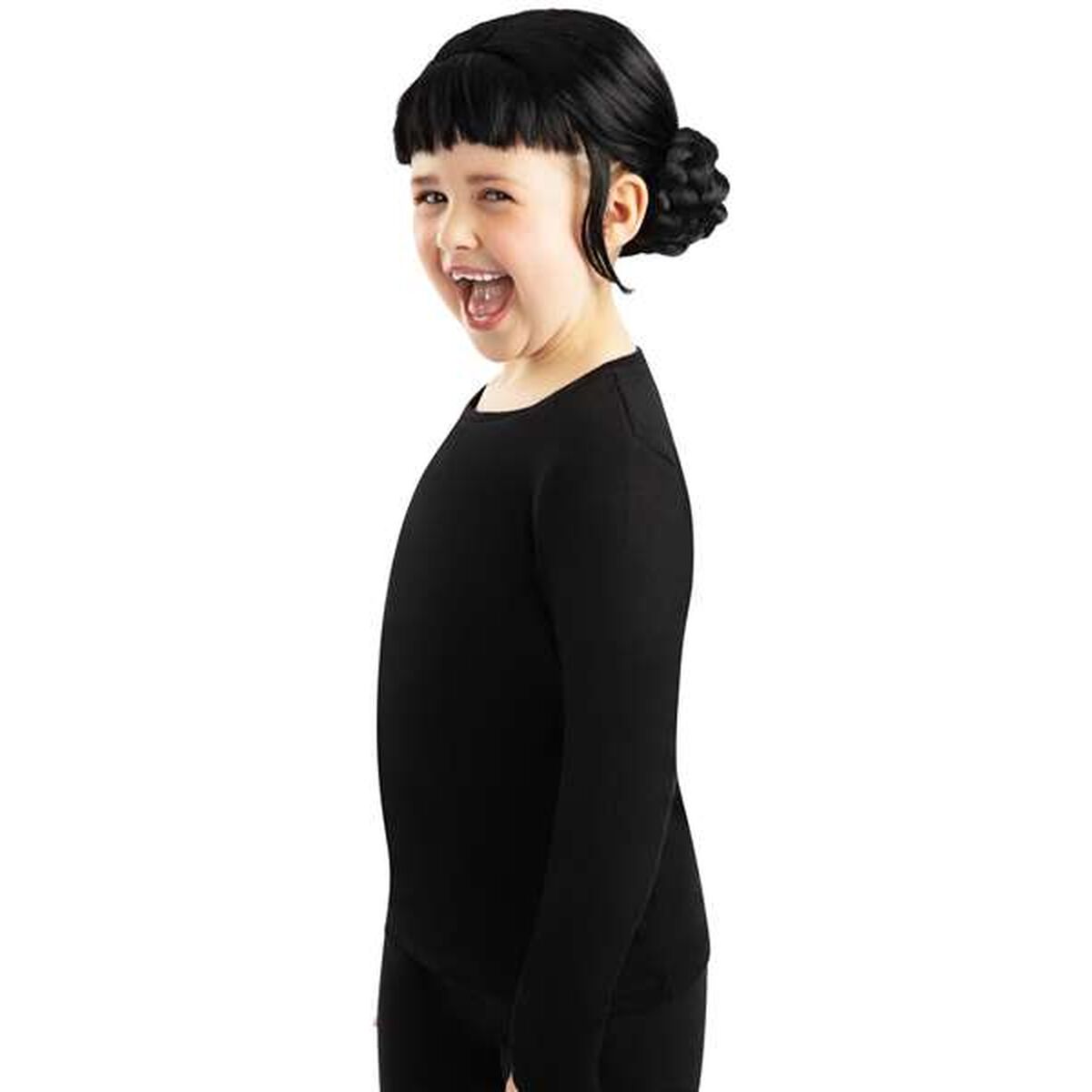 Sidoprofil av Zoey-peruken som visar den flätade bullens volym och perukens snygga passform vid örat.