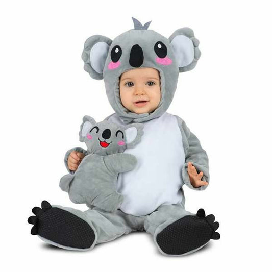 En bedårande bebis sitter upp i en komplett och supergullig, grå koala-dräkt med stora öron och en liten, fastsydd koala-bebis som kramar om magen.