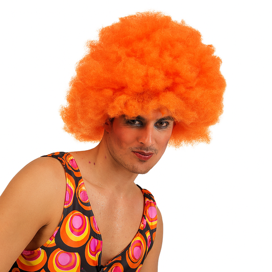 Person med stor krullig orange discoperuk och färgglad 70-talsklänning, redo för maskerad eller discoparty.