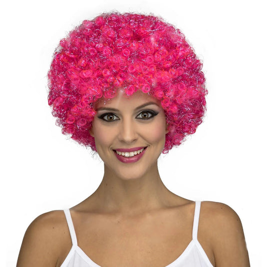 Person med kort krullig rosa peruk med glitter och volym, perfekt till disco, maskerad eller clowntema.