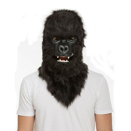 En person bär en högkvalitativ, heltäckande gorillamask i svart med tjock fuskpäls, en intensiv blick och en öppen mun som visar den rörliga käken.