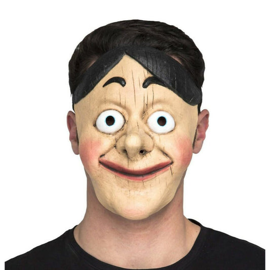 Närbild på en person som bär en kuslig buktalar-docka mask med trä-liknande yta och stora, stirrande ögon.