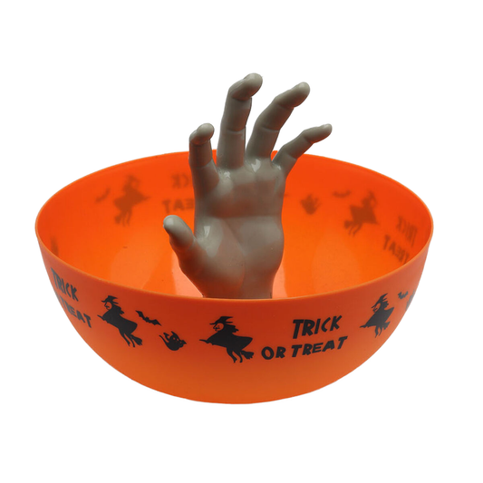 En orange Halloweenskål med texten 'Trick or Treat' och en kuslig grå zombiehand som sträcker sig upp ur mitten.