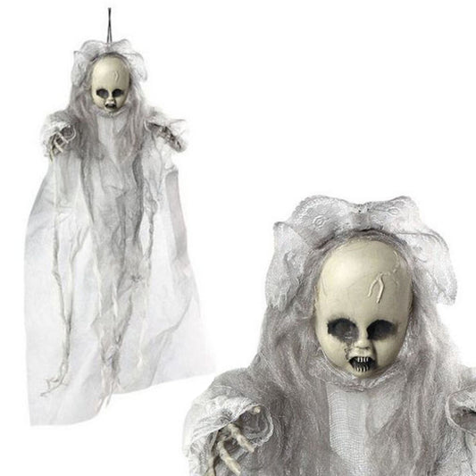 En bild som visar både hela den hängande spökbebis-dekorationen och en närbild på det spruckna, läskiga ansiktet med svarta ögon.