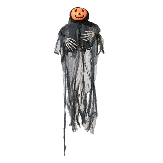 En hängande halloweendekoration som föreställer en kuslig pumpaväktare med ett pumpahuvud, svarta, trasiga kläder och skeletthänder.