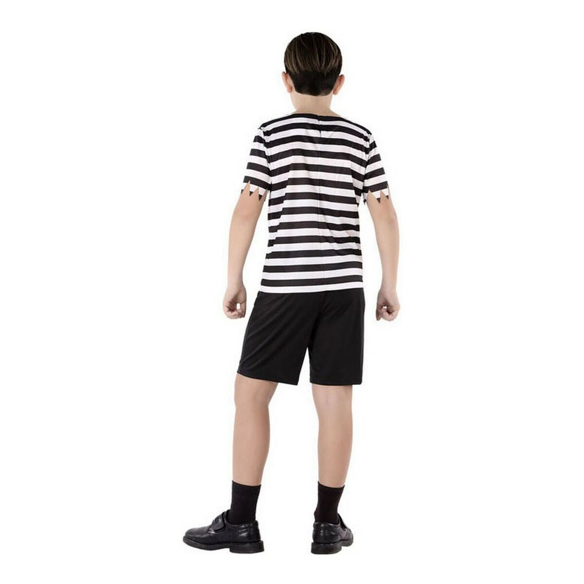 En pojke sedd bakifrån, som visar baksidan av den randiga t-shirten och de svarta shortsen.